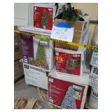 Miscellaneous Christmas Items Skid Lot