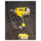 DeWalt 20V 30ï¿½ paper collated framing nailer kit