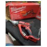 Milwaukee M18 cordless 18 ga double cut shear