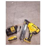 DeWalt 20V 15Ga Angled Finish Nailer Kit