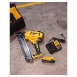 DeWalt 20V 15GA Angled Finish Nailer Kit