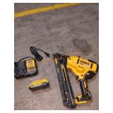 DeWalt 20V 15GA Angled Finish Nailer Kit