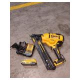 DeWalt 20V 15GA Angled Finish Nailer Kit