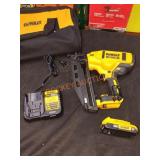DeWalt 20V 16Ga Angled Finish Nailer Kit