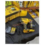 DeWalt 20v 15ï¿½ coil roofing nailer and charger