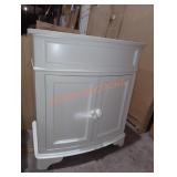 31"Wï¿½20"Dï¿½35"H White Bathroom Vanity