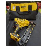 DeWalt 20V 15GA Finish Nailer w/ Tool Bag
