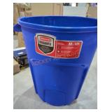 1 Rubbermaid roughneck 32 gal blue trash can