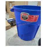 1 Rubbermaid roughneck 32 gal blue trash can