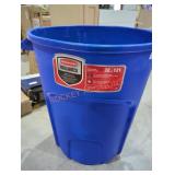 1 Rubbermaid roughneck 32 gal blue trash can