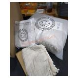 Queen/Full size Pom Pom Quilt With Pillowcases