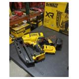 DeWalt 20v 16 ga angled finish nailer kit