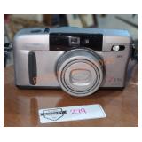 Canon Z135 Caption 38-135mm 1:36-89 Camera