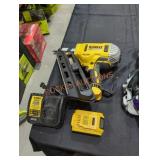 DeWalt 20v 30ï¿½ clipped head nailer kit