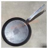 Fabrique 24 En France Cast Iron Skillet
