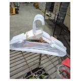 1 pack of 20 plastic white hangers