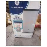 G E Compact Refrigerator 4.4 Cu Ft Capacity