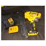 DeWalt 20v 15Ga Angled Finish Nailer Kit