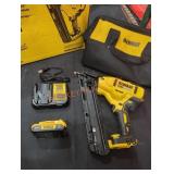 DeWalt 20V 15 GA Angled Finish Nailer Kit