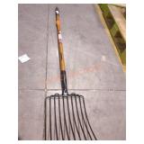 Husky 10 Tine Welded Bedding Fork