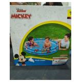 Mickey play pool