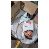 Splatter screens and cast iron grill pan