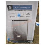 Vissani USED Mini Refrigerator 4.3cu.ft.