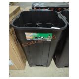 HDX trash can w wheels