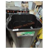 HDX trash can w wheels