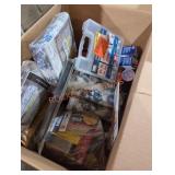 Box lot of miscellaneous household items Box lot of miscellaneous household items