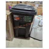 Toter 32 gallon garbage can Toter 32 gallon garbage can
