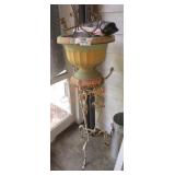 Flower Pot with Metal Stand Flower Pot with Metal Stand