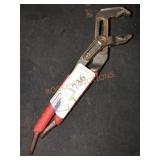 Milwaukee 8 in./10 in. V-Jaw Pliers Milwaukee 8 in./10 in. V-Jaw Pliers