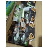 Box lot of candles and air fresheners Box lot of candles and air fresheners