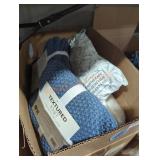 Box lot of pillows and throws Box lot of pillows and throws
