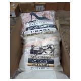 4 decorative pillows