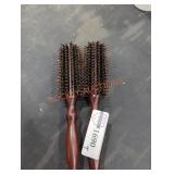 2 hair brushes