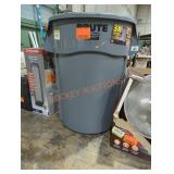 Brute Rubbermaid 44Gal Trash Can, No Lid