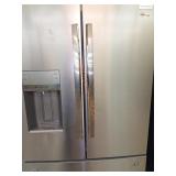 Frigidaire refrigerator with water/ice dispenser