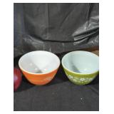 Vintage Pyrex Mixing Bowls Set