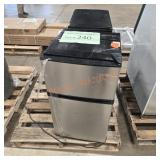 Vissani mini fridge, beverage cooler
