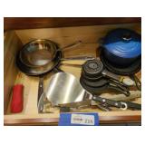 Mixed Cookware and Kitchen Tools Set