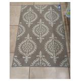 Grey and white rug.