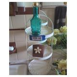 Bathroom decor lot.