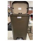 Hefty 20 Gallon Trash Can