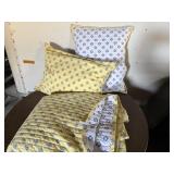 MARTHA STEWARD 90X90 REVERSIBLE QUILT & PILLOWS