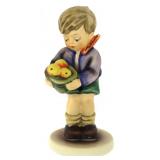 Hummel Gift From A Friend Figurine #485