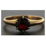 10kt Gold  Garnet Solitaire Ring