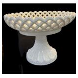 7ï¿½ x 10 ï¿½  Vintage Milk Glass Compote