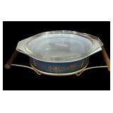 Vintage Pyrex Casserole wï¿½ Lid & Carrier